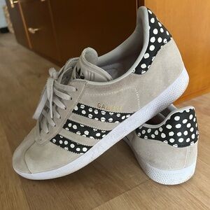 Adidas Gazelle - Disney - Women’s Suede Sneakers - Beige w/ Polka Dots